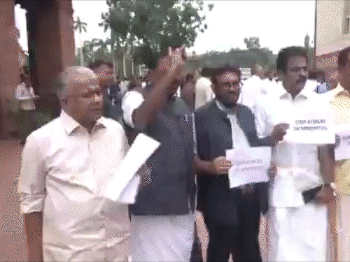 छत्तीसगढ़ इवनिंग बुलेटिन:मिशनरी-सिस्टर्स की गिरफ्तारी पर बवाल, गर्लफ्रेंड के पति का मर्डर; अंडा लूटने मची होड़, कांवड़ियों पर पुष्पवर्षा, VIDEO में 10 बड़ी खबरें