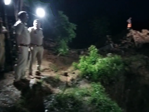 कोरबा में कुआं धंसने से पति-पत्नी और बेटा दबे:पंप निकालते वक्त हादसा, बारिश के कारण रोकना पड़ा रेस्क्यू ऑपरेशन; 2 महीने पहले खुदवाया था