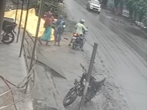 ट्रेलर के नीचे कूदी महिला…सुसाइड का LIVE VIDEO:कोरबा में बैंक से पैसे निकालकर सड़क किनारे खड़ी थी; सिर को कुचलते हुए निकला वाहन