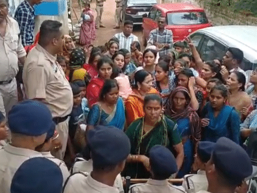धर्मांतरण पर बवाल…चर्च के बाहर हनुमान चालीसा पाठ:भिलाई-बिलासपुर में प्रार्थना-सभा के नाम पर धर्म-परिवर्तन का आरोप, बजरंग दल बोला- हिंदुओं को गुमराह कर रहे