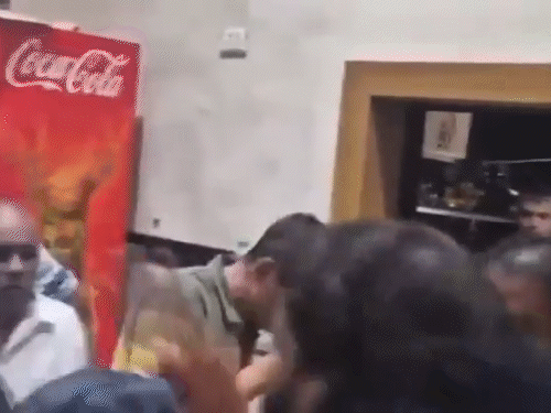 मुंबई में शिवसेना विधायक ने कैंटीन कर्मचारी को पीटा VIDEO:खाने की खराब क्वालिटी को लेकर नाराज थे, बोले- कोई पछतावा नहीं