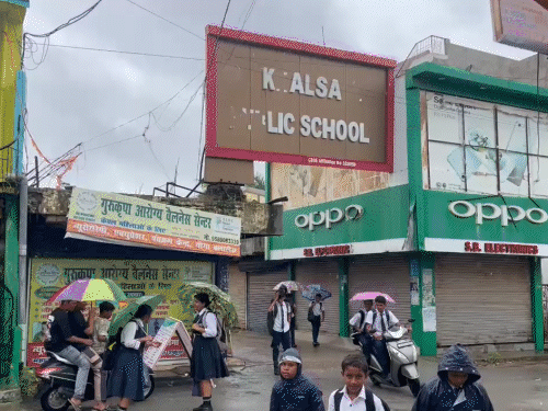 महिला टीचर ने छात्र को जड़े 4 थप्पड़…सुनाई देना बंद:पिता बोले- 70-80% कान खराब हो गया,रायगढ़ में भी नर्सरी के छात्र की पिटाई