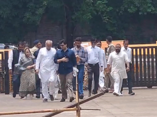 बेटे चैतन्य से मिलने पहुंचे भूपेश बघेल, बेटी-बहू भी साथ:ED ऑफिस के एक कमरे में हैं बंद; शराब घोटाले में हुई है गिरफ्तारी