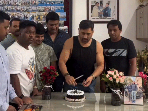 कैप्टन कूल धोनी का 44वां जन्मदिन:रांची में दोस्तों के साथ मनाया बर्थडे, केक काटने से पहले इजाजत भी ली, बोले- केक कट कर दूं