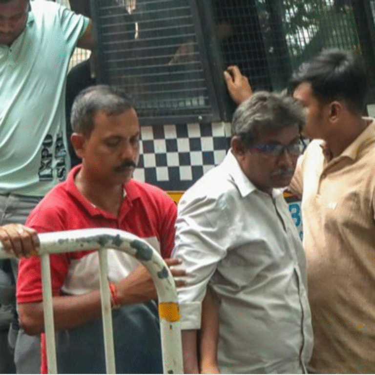 कोलकाता लॉ स्टूडेंट गैंगरेप केस- क्राइम सीन रीक्रिएट किया:पुलिस सुबह 4.30 बजे आरोपियों को लेकर कॉलेज पहुंची; 25 जून को हुई थी घटना