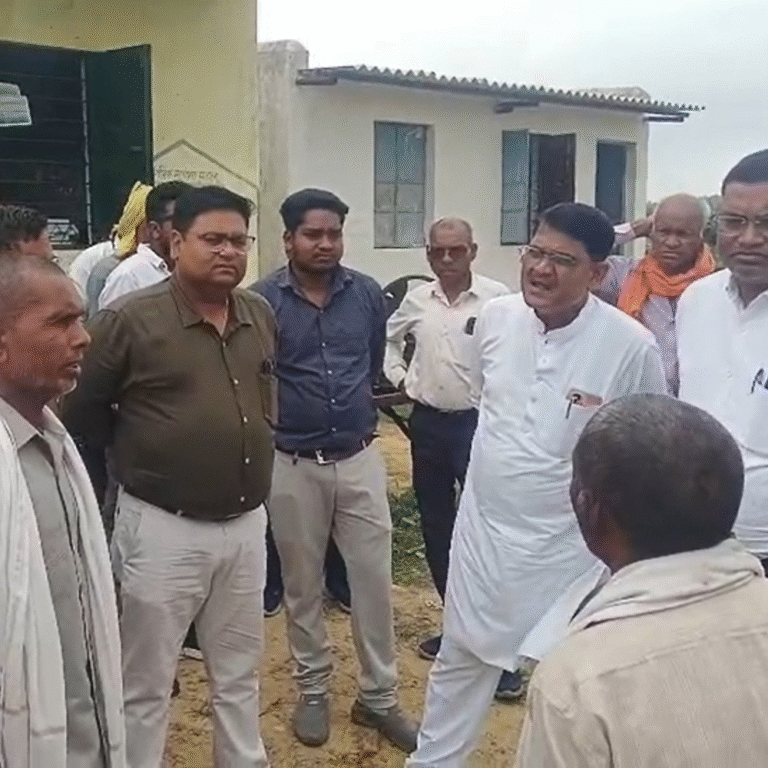 कांग्रेसी नेताओं ने किया खाद-बीज केंद्र का निरीक्षण:किसानों की शिकायतें लेकर एसडीएम को सौंपा ज्ञापन, खाद-बीज केंद्र की व्यवस्था पर उठाए सवाल