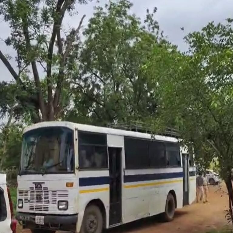 छत्तीसगढ़ से 30 बांग्लादेशी नागरिकों को वापस भेजा गया:रायपुर-दुर्ग-राजनांदगांव और रायगढ़ से घुसपैठियों को प्लाइट से गुवाहटी ले गई ​​​पुलिस, BSF को सौंपेंगी