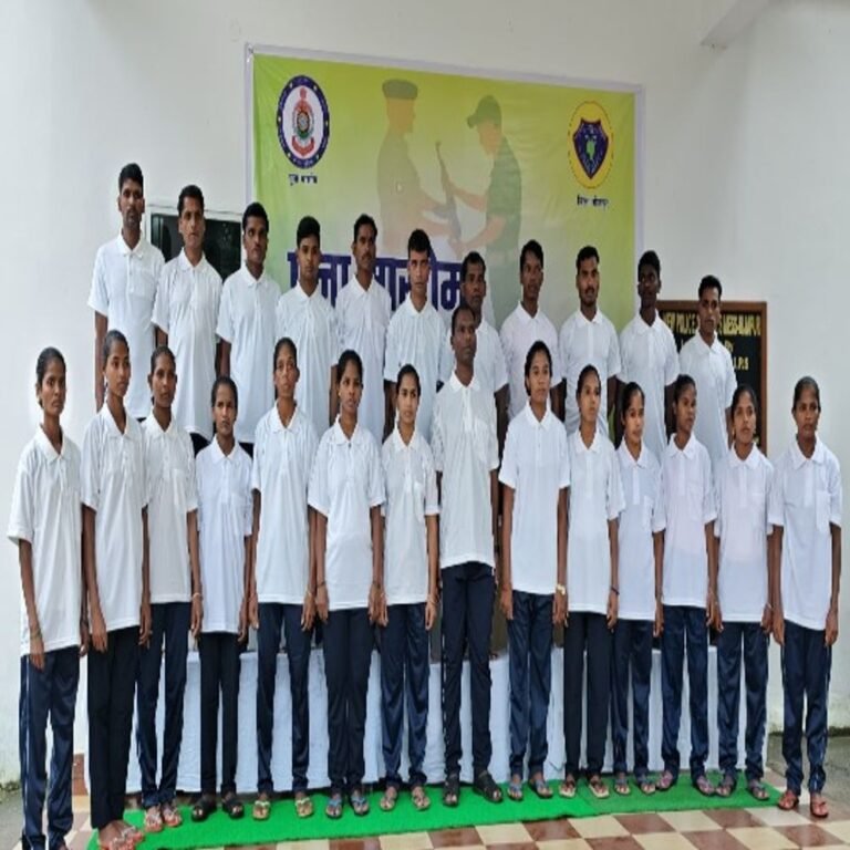 बीजापुर में 25 नक्सलियों ने किया सरेंडर:SZC सदस्य समेत 1 करोड़ का इनामी शामिल, IG के सामने आत्मसमर्पण