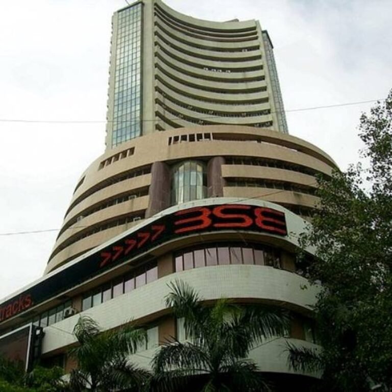 शेयर बाजार में आज फ्लैट कारोबार:सेंसेक्स 20 अंक ऊपर 82,600 पर, निफ्टी 25,200 के ऊपर; रियल्टी और फार्मा शेयरों में तेजी