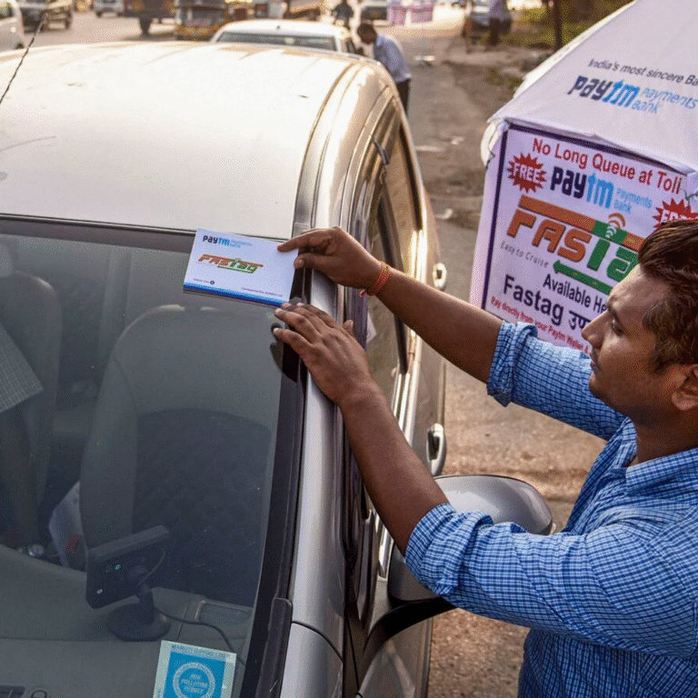 सामने कांच पर फास्टैग नहीं लगाने वाले ब्लैकलिस्ट होंगे:हाथ से फास्टैग दिखाने वालों पर सरकार सख्त, जानें क्या हैं नए नियम