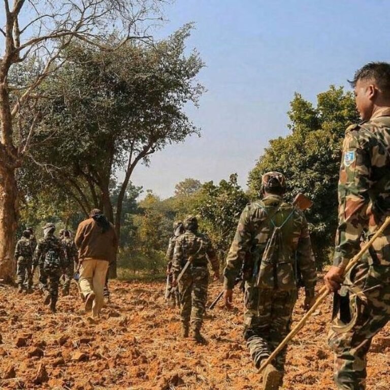 बीजापुर में पुलिस-नक्सली मुठभेड़, DRG के 2 जवान घायल:एयर लिफ्ट कर रायपुर लाया जा रहा; दोनों तरफ से रुक-रुककर गोलीबारी जारी