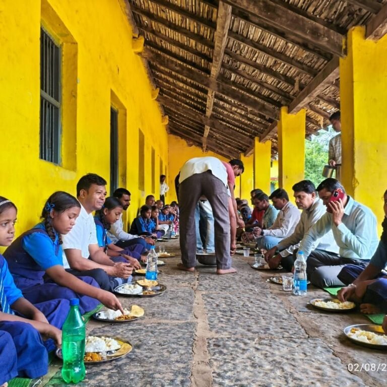 कुत्ते का जूठा भोजन बच्चों को खिलाने पर कार्रवाई:बलौदाबाजार में मध्यान्ह भोजन में लापरवाही, जूठा भोजन परोसने वाली महिला समूह को किया गया अलग