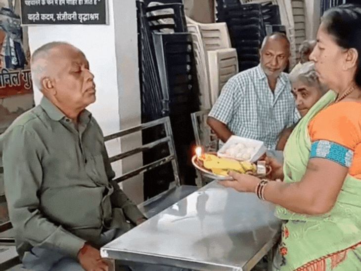 अपनों से दूर परायों में मिला भाई-बहन का प्यार:वृद्धाश्रम में शिवनाथ के हाथों पर कुंवर ने बांधी रक्षा-डोर;1930 के बाद दुर्लभ संयोग,दिनभर शुभ मुहूर्त