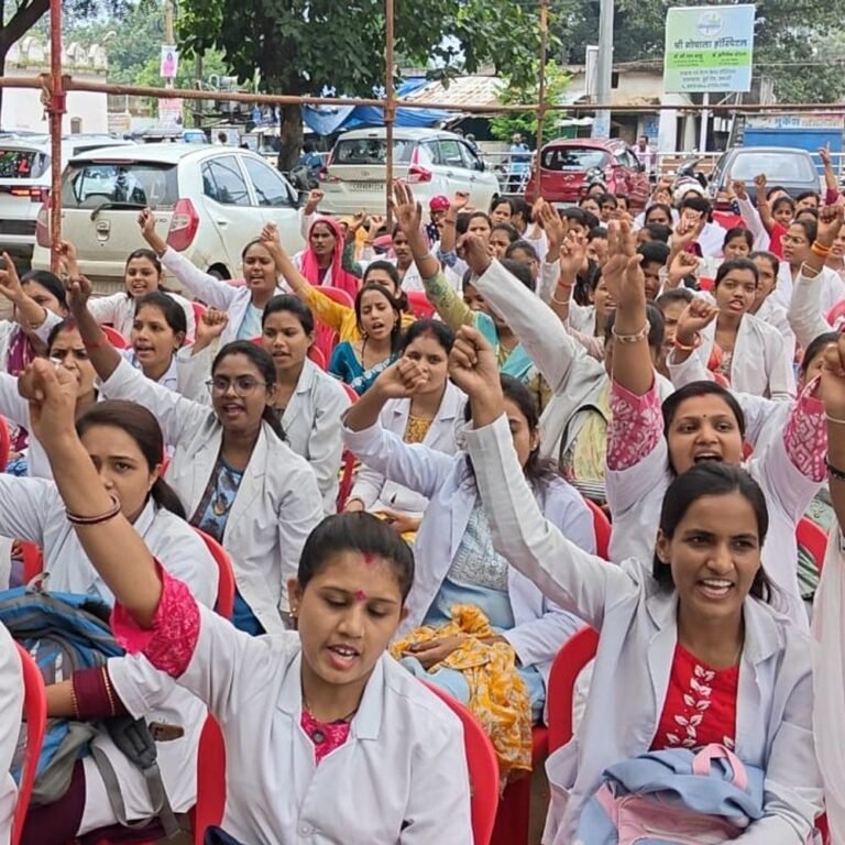 NHM कर्मचारियों की हड़ताल:धमतरी में स्वास्थ्य सेवाएं प्रभावित, टीकाकरण रुका; समान काम के लिए वेतन में बड़ा अंतर