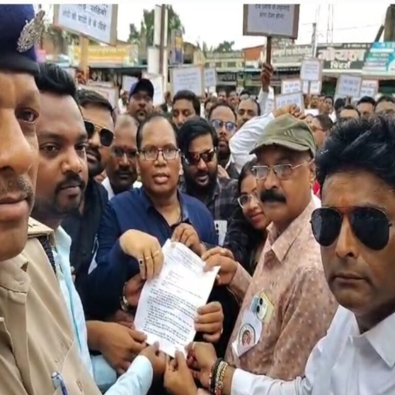 सूरजपुर में सरकारी कर्मचारियों की एक दिवसीय हड़ताल:महंगाई भत्ता और एरियर्स समेत 11 मांगों को लेकर 120 संगठनों के कर्मचारियों ने किया प्रदर्शन