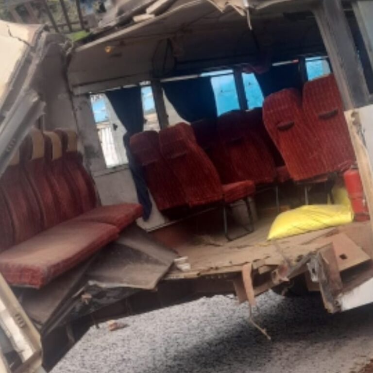 केशकाल घाटी में बस को ट्रेलर ने मारी जोरदार टक्कर:कोंडागांव के NH-30 पर हादसा, टक्कर से बस का पिछला हिस्सा डैमेज, सभी यात्री सुरक्षित