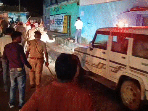 2 दोस्तों ने युवक को सड़क पर कुल्हाड़ी से काटा:आरोपियों को पकड़ने गई पुलिस पर पथराव; गाड़ियों के शीशे टूटे, बुलानी पड़ी फोर्स