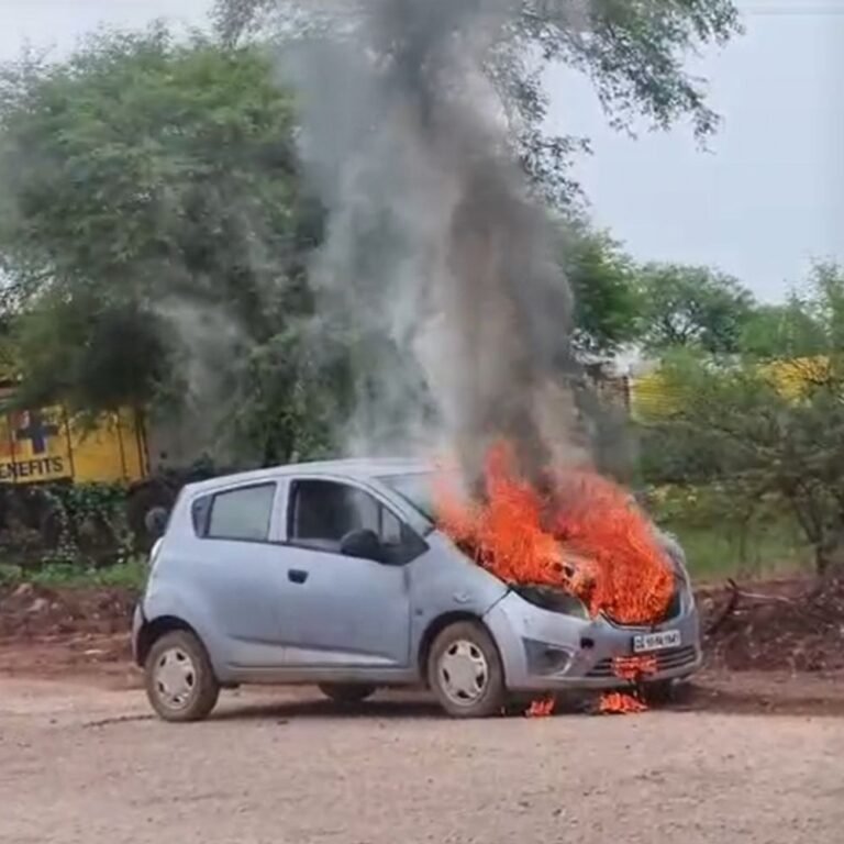 कवर्धा में चलती कार में लगी आग:बोनट खोलते ही भड़की लपटें, देर से पहुंची फायर ब्रिगेड, कार जलकर खाक
