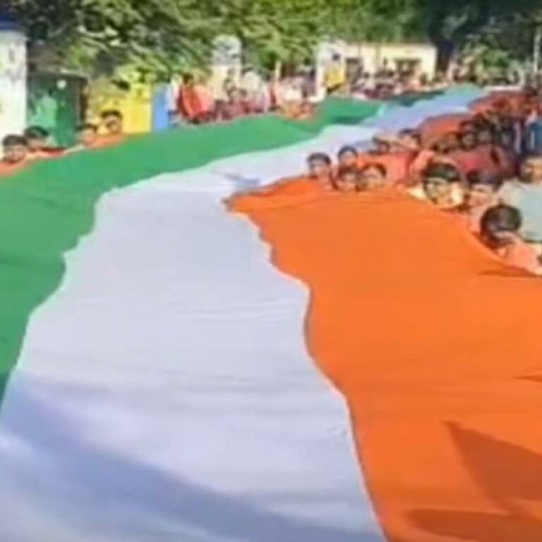 मुंगेली में स्वतंत्रता दिवस पर निकली तिरंगा यात्रा:125 मीटर लंबे तिरंगे के साथ स्कूली बच्चों ने दिया एकता का संदेश