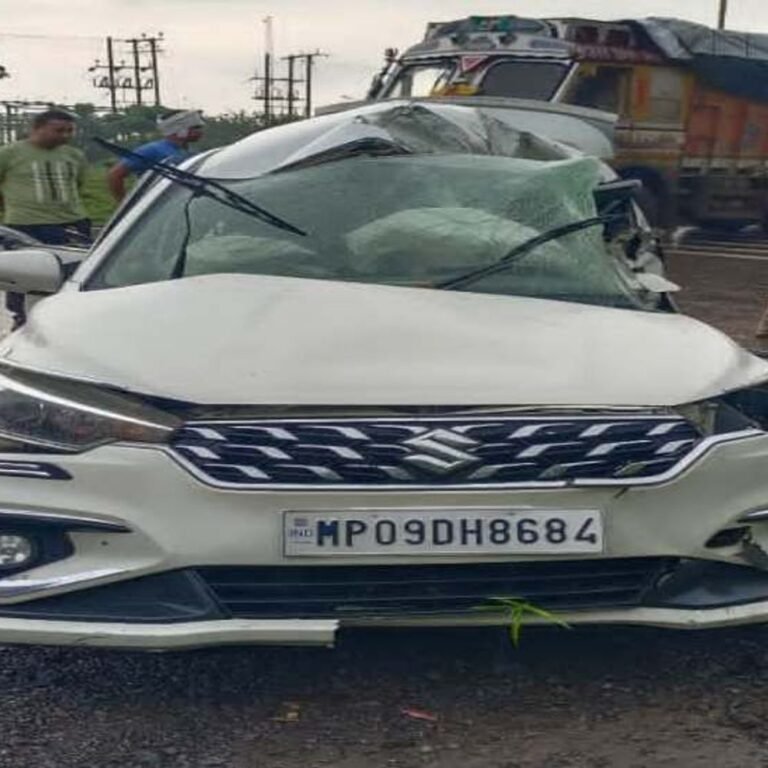 हाईवे पर ट्रक से भिड़ी कार…6 युवकों की मौत:MP से राजनांदगांव होते रायपुर आ रहे थे, ब्रेक लगाने पर बेकाबू हुई, रॉन्ग-साइड घुसी