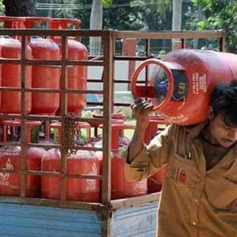 उज्जवला सिलेंडर पर ₹300 की सब्सिडी मिलती रहेगी:LPG पर नुकसान की भरपाई के लिए तेल कंपनियों को ₹30 हजार करोड़ देगी सरकार