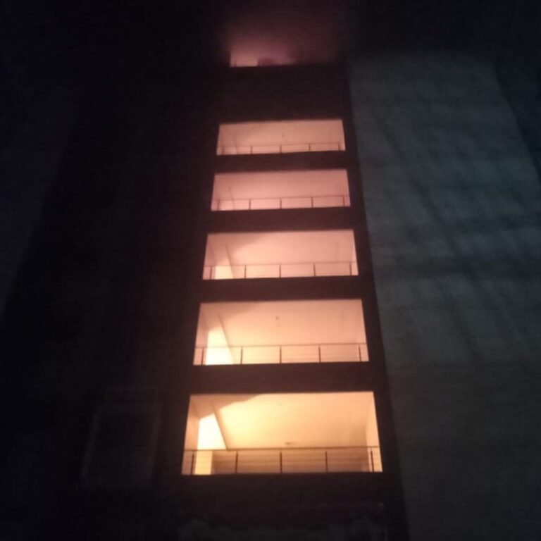 रायपुर के बेबीलोन होटल में लगी आग VIDEO:लिफ्ट बंद होने से फंसे लोग, 47 लोगों का रेस्क्यू; दमकल ने आग पर पाया काबू