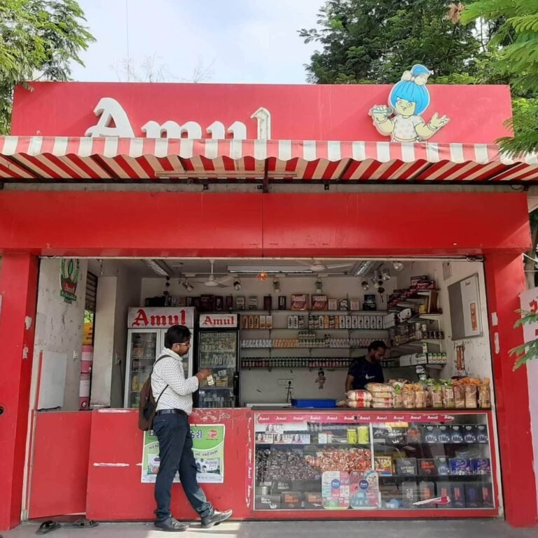 अमूल ने 700 प्रोडक्ट्स के दाम घटाए, GST का असर:एक लीटर घी 40 रुपए सस्ता मिलेगा, 22 सितंबर से लागू होगी नई कीमतें