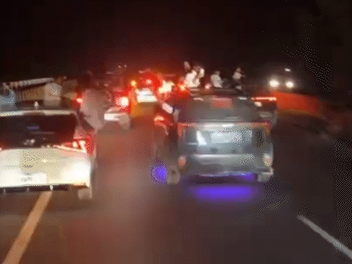 रायपुर में रईसजादों का काफिला…NH पर स्टंटबाजी का VIDEO:लग्जरी गाड़ियों की खिड़की, सन-रूफ पर लटके, गैंगस्टर गाना AK-47 के साथ इंस्टाग्राम पर डाली रील