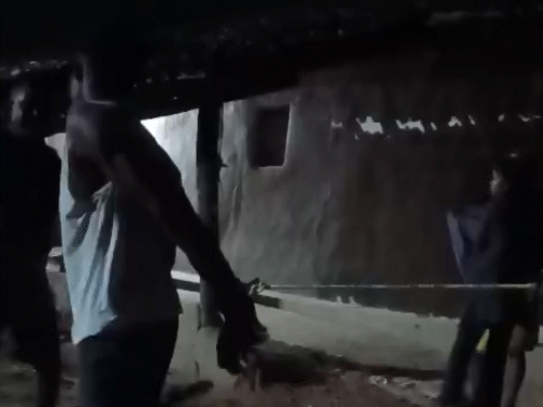 गर्लफ्रेंड से मिलने आए बॉयफ्रेंड को बांधकर पीटा…VIDEO:सरपंच की भतीजी के साथ पकड़ाया, लड़की के भाई ने बरसाई-लाठियां; बचाने आई प्रेमिका की भी पिटाई