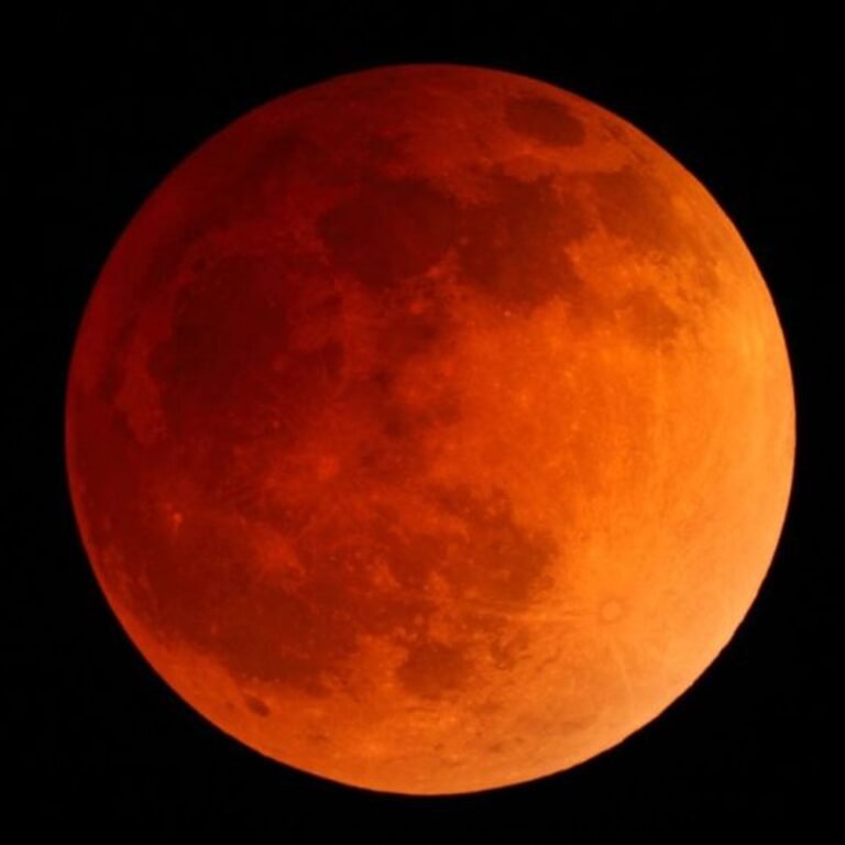 साल का आखिरी चंद्र ग्रहण रात 9:56 बजे से:भारत में 3 घंटे 28 मिनट तक रहेगा; 82 मिनट तक ब्लड मून नजर आएगा