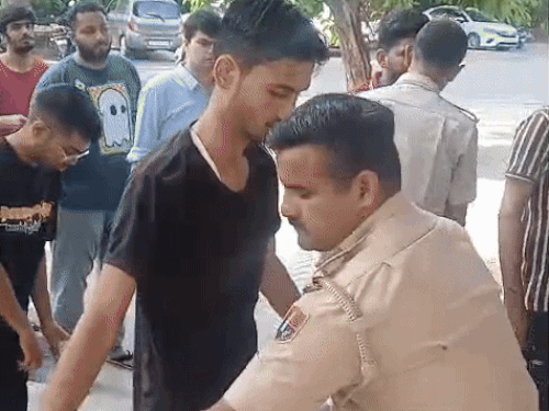 AEN के 1014 पदों पर भर्ती एग्जाम शुरू:कड़ी निगरानी में हो रही परीक्षा, चेंकिंग के बाद कैंडिडेट्स को दी एंट्री