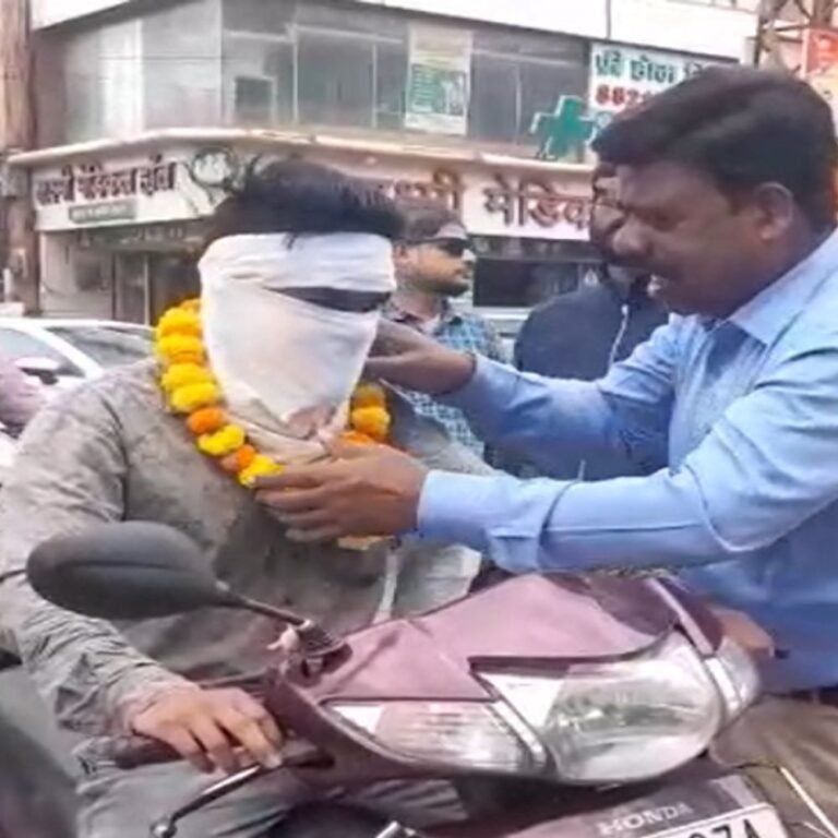 हेलमेट की अहमियत बताने भिलाई पहुंचे पर्वतारोही:ट्रैफिक पुलिस और आरटीओ संग चलाया जागरूकता अभियान, बिना हेलमेट वालों को पहनाई माला