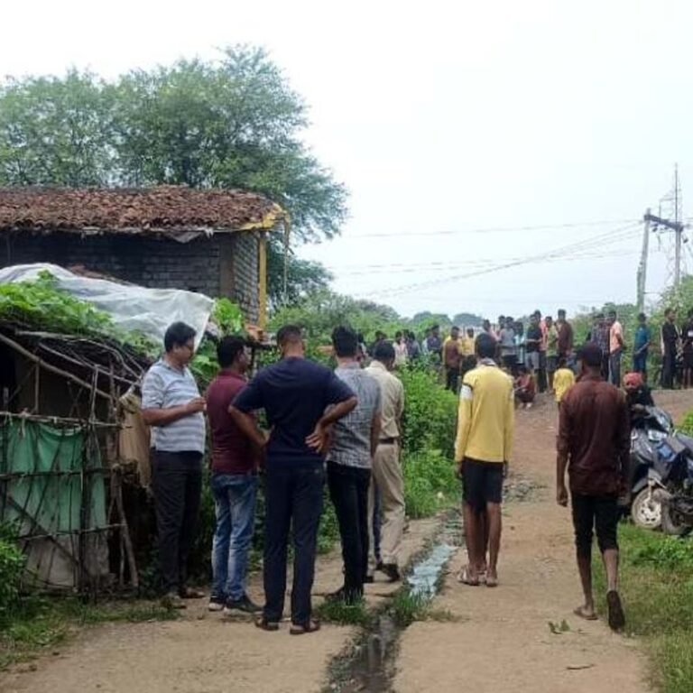 पति-पत्नी और 2 बच्चों की हत्या…दफन मिले शव:रायगढ़ में बंद घर से बदबू आई, कब्र खोदकर निकाली गईं लाशें; जगह-जगह खून के छींटे मिले