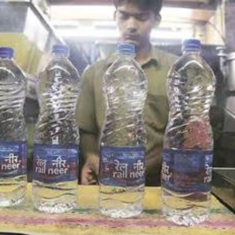 रेलवे ने मिनरल वाटर के दाम घटाए, GST का असर:अब रेल नीर की बोतल ₹15 की जगह ₹14 में मिलेगी; कुछ सर्विसेज भी सस्ती होंगी