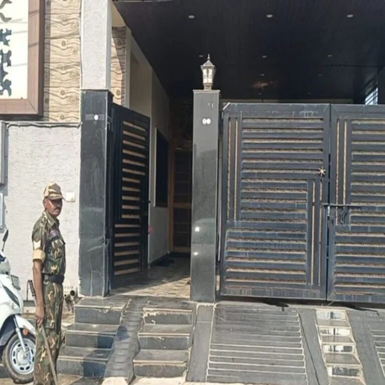 छत्तीसगढ़ में ACB-EOW की रेड:रायपुर में शराब कारोबारी के घर दस्तावेज की जांच कर रही टीम; बिलासपुर-दुर्ग में भी कार्रवाई