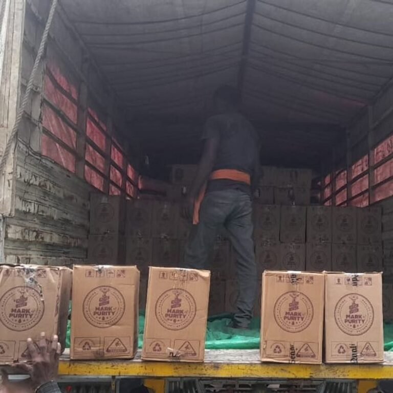 जशपुर पुलिस ने 22 लाख की अवैध शराब जब्त की:नेशनल हाईवे पर पंजाब से बिहार जा रहा ट्रक पकड़ा