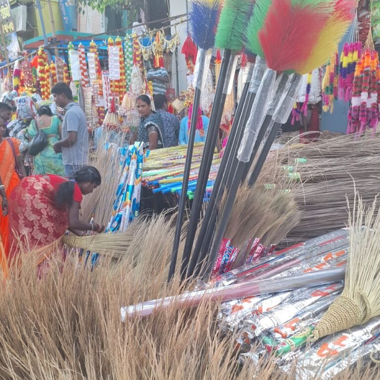 रामानुजगंज में धनतेरस पर बाजारों में उमड़ी भीड़:झाड़ू से इलेक्ट्रॉनिक्स तक जमकर हुई खरीदारी, सुरक्षा में तैनात रही पुलिस