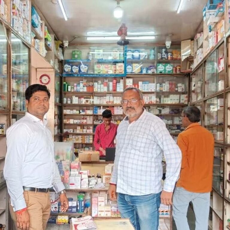 मेडिकल एजेंसियों में कफ सिरप की जांच:मुंगेली में बच्चों को चिकित्सकीय परामर्श पर ही देने के निर्देश, सिरप के नमूने भी लिए गए