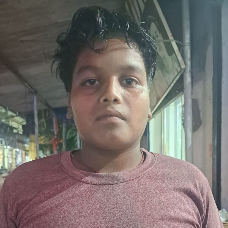 14 साल का दिव्य परिवार का सहारा:स्कूल के बाद मोमोज बेचकर चलाता है घर, दिव्य का मोमोज रहता है काफी स्वादिष्ट