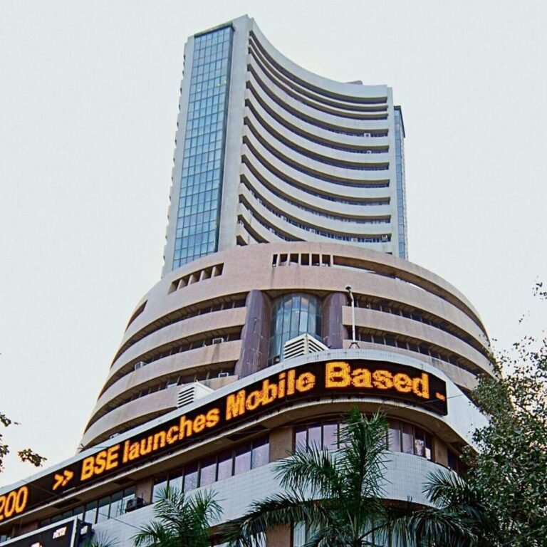 दिवाली पर शेयर बाजार में तेजी:सेंसेक्स 300 अंक चढ़कर 84,250 पर कारोबार कर रहा, निफ्टी भी 100 अंक चढ़ा; बैंकिंग और ऑटो शेयर्स में बढ़त