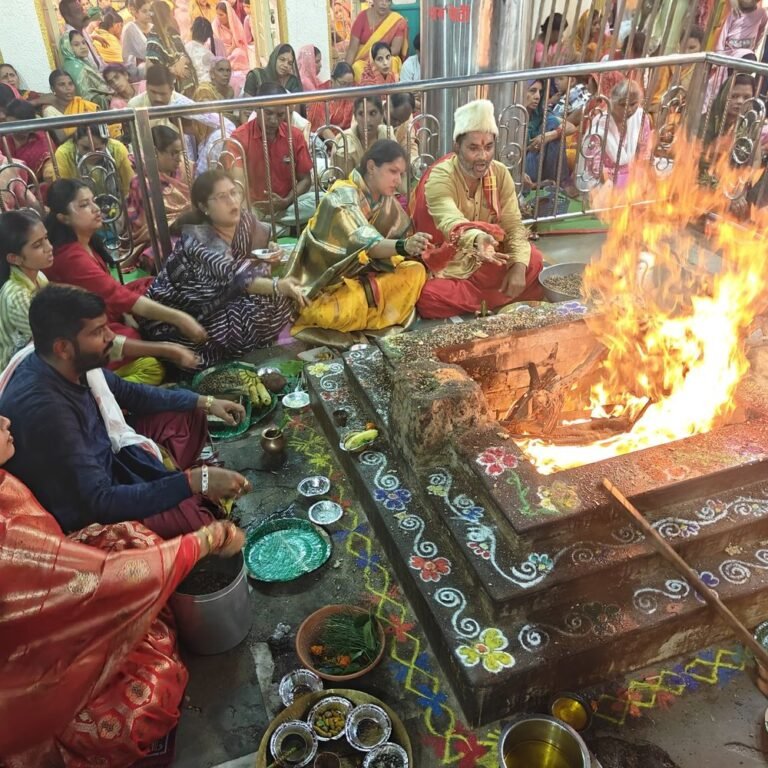 बिलाई माता मंदिर में हवन-पूजन:धमतरी में महाअष्टमी पर दूर-दूर से पहुंचे श्रद्धालु, 2397 ज्योत किए गए प्रज्ज्वलित