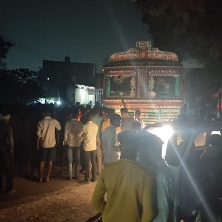 धमतरी में ट्रक से कुचलकर व्यक्ति की मौत:कोलियरी चौक पर हादसे के बाद हंगामा, आक्रोशित ग्रामीणों ने किया चक्काजाम