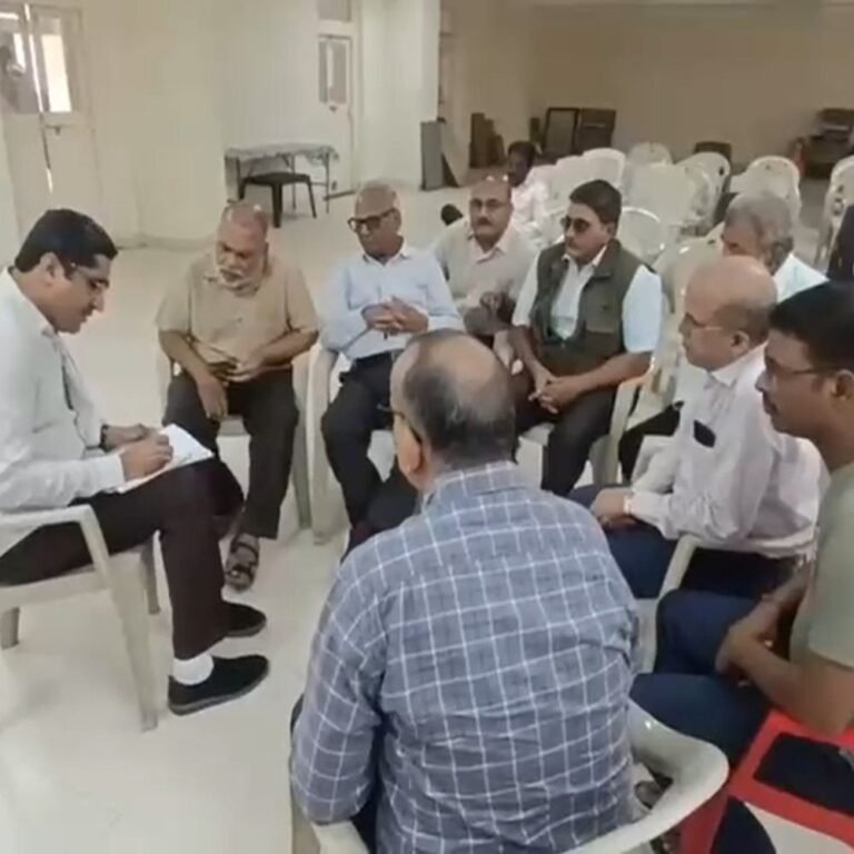 कांग्रेस जिलाध्यक्ष चुनने पुजारी, व्यापारी, संगठनों से ले रही फीडबैक:रायपुर ग्रामीण में पर्यवेक्षक ने की वन-टू-वन चर्चा, कल शहर के दावेदारों से होगी मुलाकात