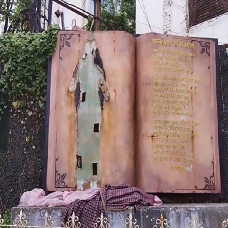 छत्तीसगढ़ महतारी की मूर्ति तोड़ने पर बवाल​​​​​​​:रायपुर में क्रांति सेना ने किया प्रदर्शन, मौके पर पुलिस अधिकारी मौजूद