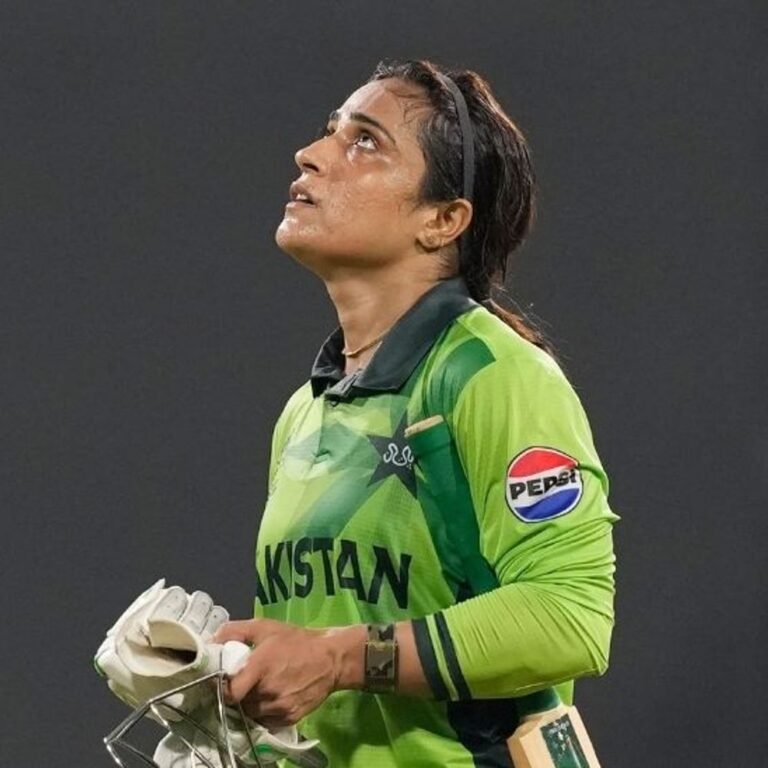 ICC ने पाकिस्तानी बैटर सिद्रा अमीन को डिमेरिट पॉइंट दिया:फटकार भी लगाई; भारत के खिलाफ आउट होने के बाद क्रीज पर बैट पटका था