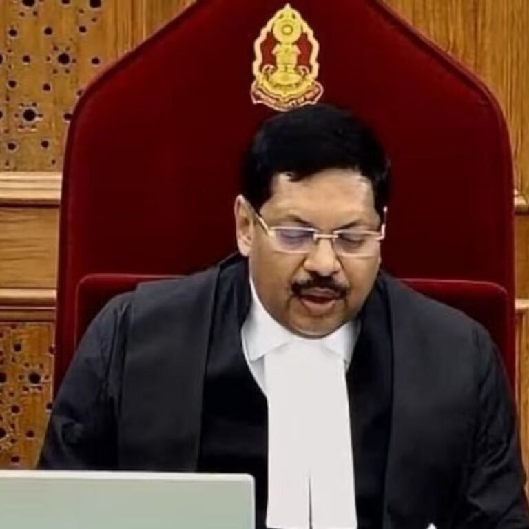 CJI गवई पर वकील ने जूता फेंकने की कोशिश की:नारा लगाया- सनातन का अपमान नहीं सहेंगे; चीफ जस्टिस बोले- मुझे इन बातों से फर्क नहीं पड़ता