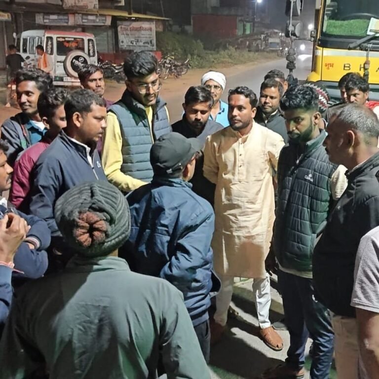 धमतरी में पार्षदों ने रोके हाइवा:तेज रफ्तार, ओवरलोडिंग और अवैध रेत उत्खनन का आरोप लगाया