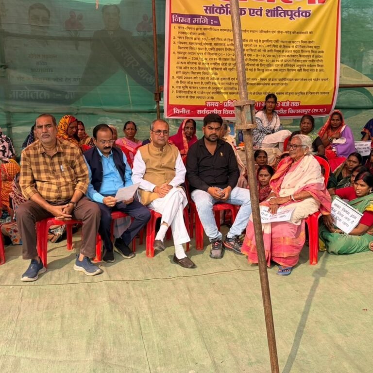 लिंगियाडीह में बेदखली के खिलाफ प्रदर्शन:पूर्व विधायक शैलेश पांडेय ने कार्रवाई बंद नहीं होने पर दी उग्र आंदोलन की चेतावनी
