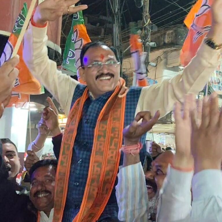 बिहार चुनाव में NDA की जीत,भाजपा कार्यकर्ताओं ने मनाया जश्न:स्वास्थ्य मंत्री श्याम बिहारी जायसवाल कार्यकर्ताओं संग थिरके