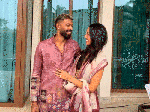 हार्दिक गर्लफ्रेंड के साथ पूजा करते दिखे, VIDEO:महीका को किस भी किया; एशिया कप में चोटिल हुए थे, अभी टीम इंडिया से बाहर हैं